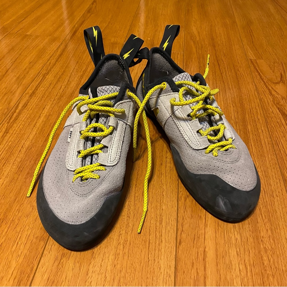 Evolv | Rock Climbing Shoes: Defy Lace - Fog Grey/Banana